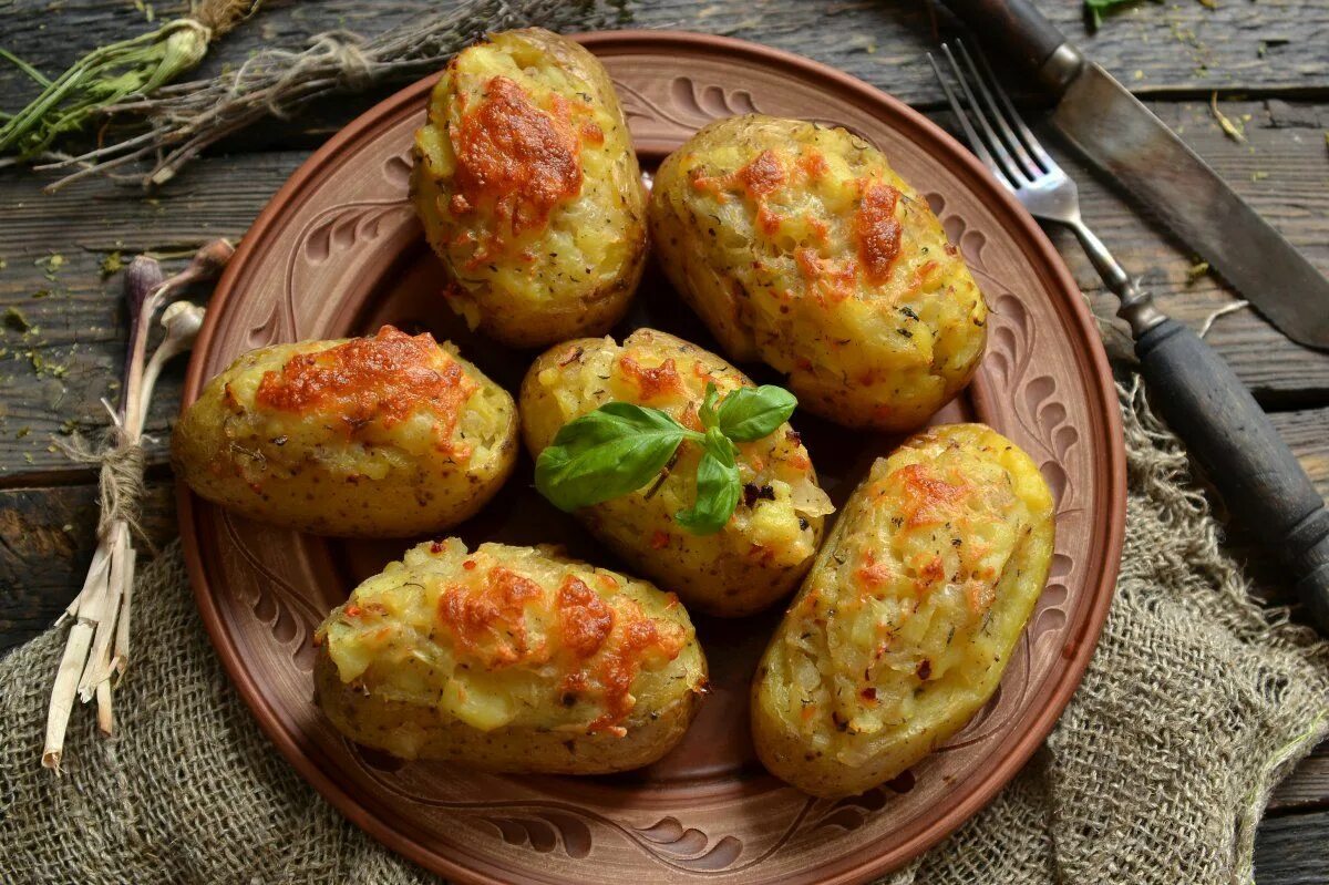 Картофельные блюда фото Печёная в духовке картошка Еда, Национальная еда, Рецепты еды