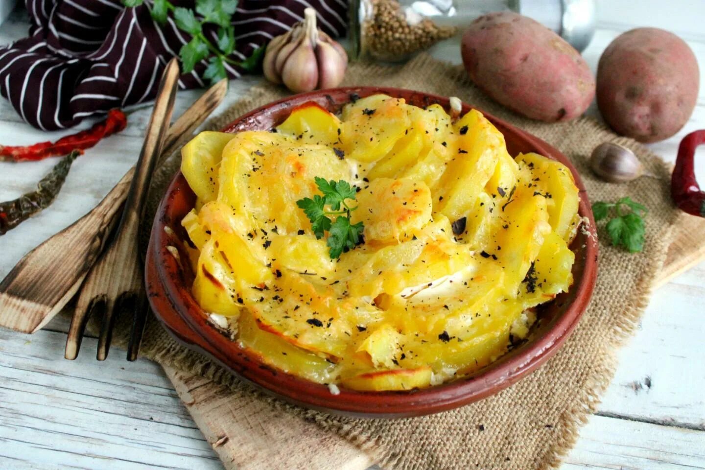 Картофельные блюда фото Запеченный картофель в сметане - Mustafakebab.ru