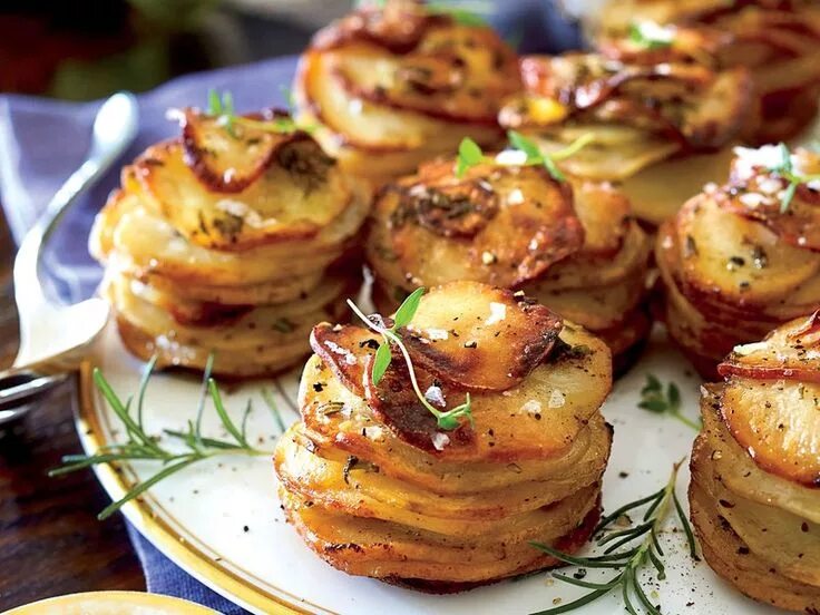 Картофельные блюда фото Herbed Potato Stacks Recipe Herbed potatoes, Potato stacks, Potato stacks recipe