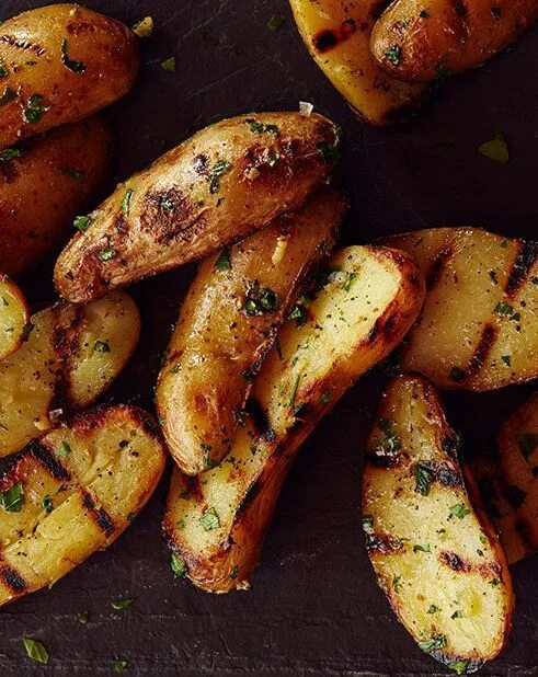 Картошка на гриле фото Grilled Fingerling Potatoes - Andrew Zimmern Fingerling potatoes recipes, Side d