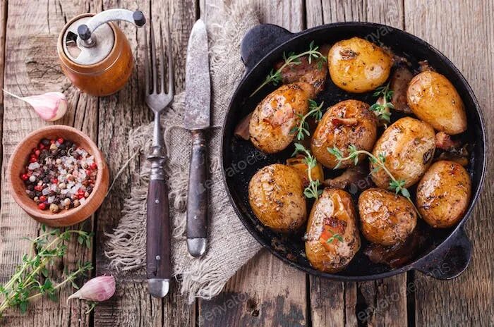 Картошка на гриле фото Junge Kartoffeln in einer Pfanne gebraten. Foto von prosto_juli auf Envato Eleme