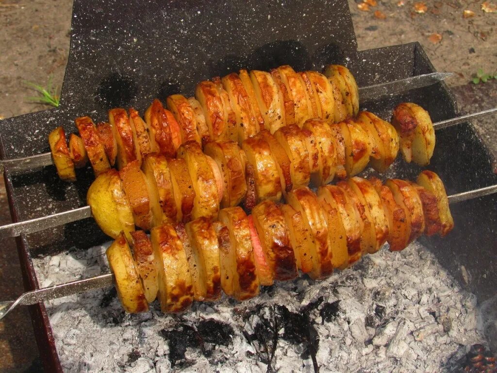 Картошка на мангале фото Запеченный картофель - рецепт на углях; в фольге на мангале