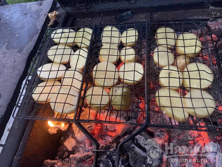 Картошка на решетке на фото Картошка с чесноком на решетке на мангале рецепт пошаговый с фото - Nyamkin.RU