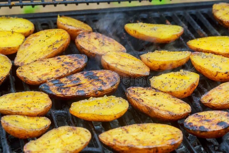 Картошка на решетке на фото Очень вкусные картошки и мясо с лимоном Стоковое Фото - изображение насчитывающе