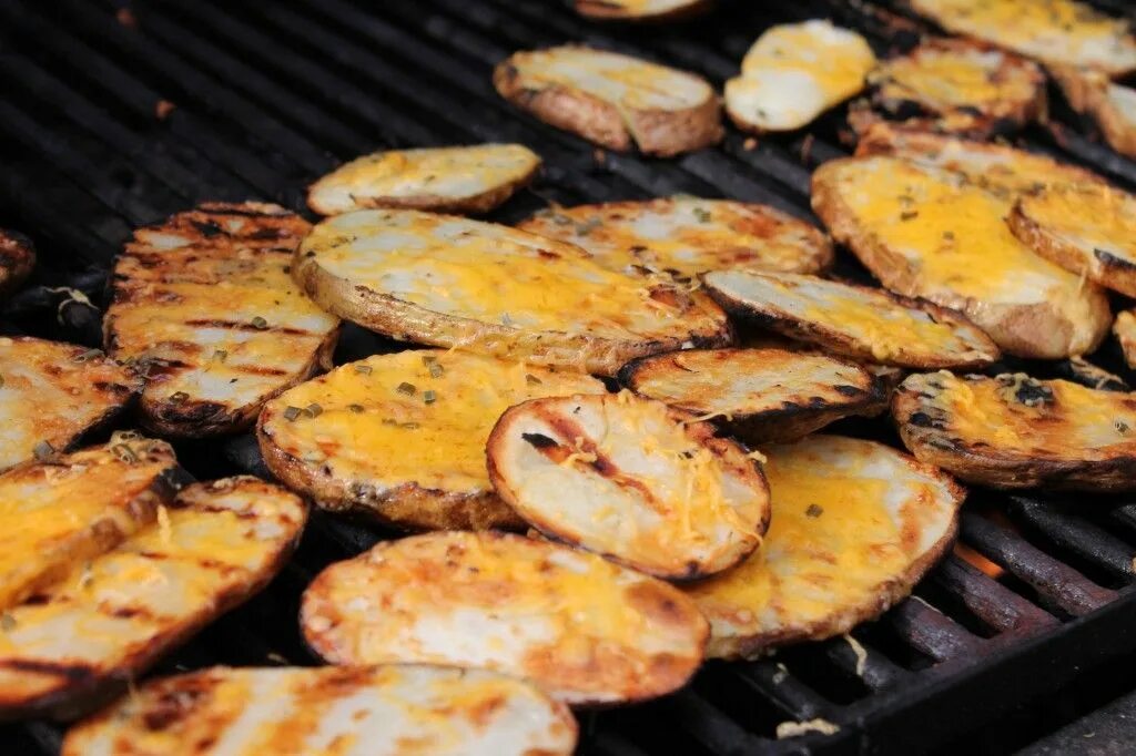 Картошка на решетке на фото grilled potato skins Grilled,Smoked Food recipes, Potato skins, Grilling