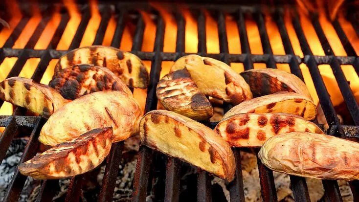 Картошка на решетке на фото Kartoffeln grillen: DAS sind die leckersten Rezepte Rezept Kartoffel grillen, Re