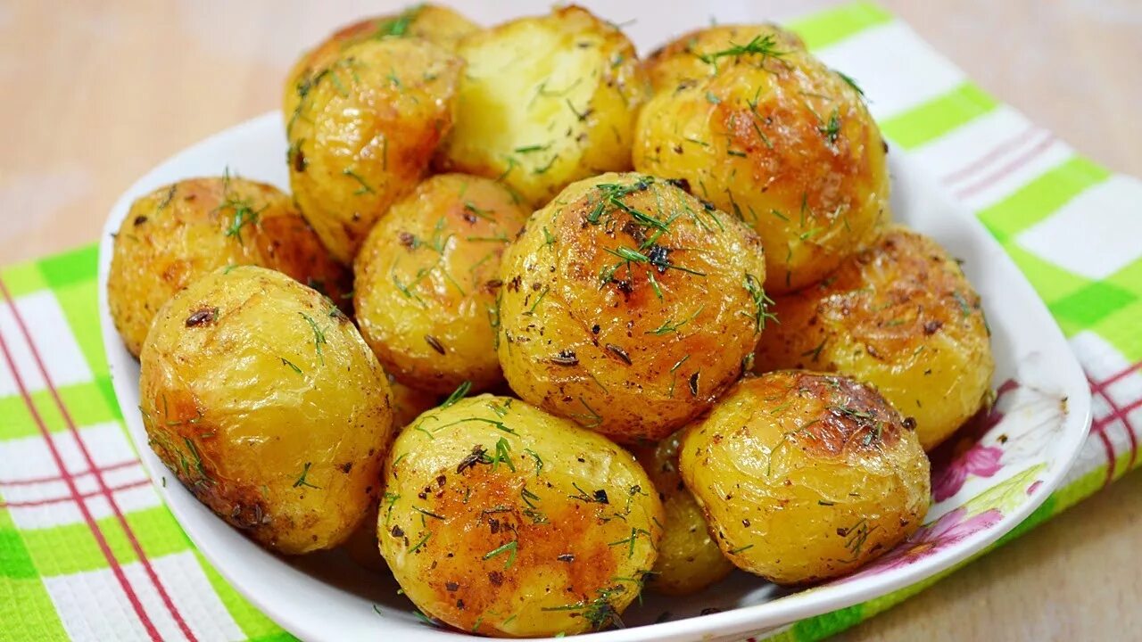 Картошка на второе рецепты с фото Золотистая молодая картошечка в духовке\Вкусный молодой картофель - YouTube