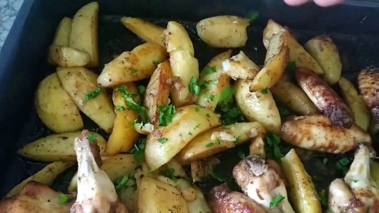 Картошка с крылышками фото Куриные крылышки с картошкой в духовке Chicken wings with potatoes in the oven -