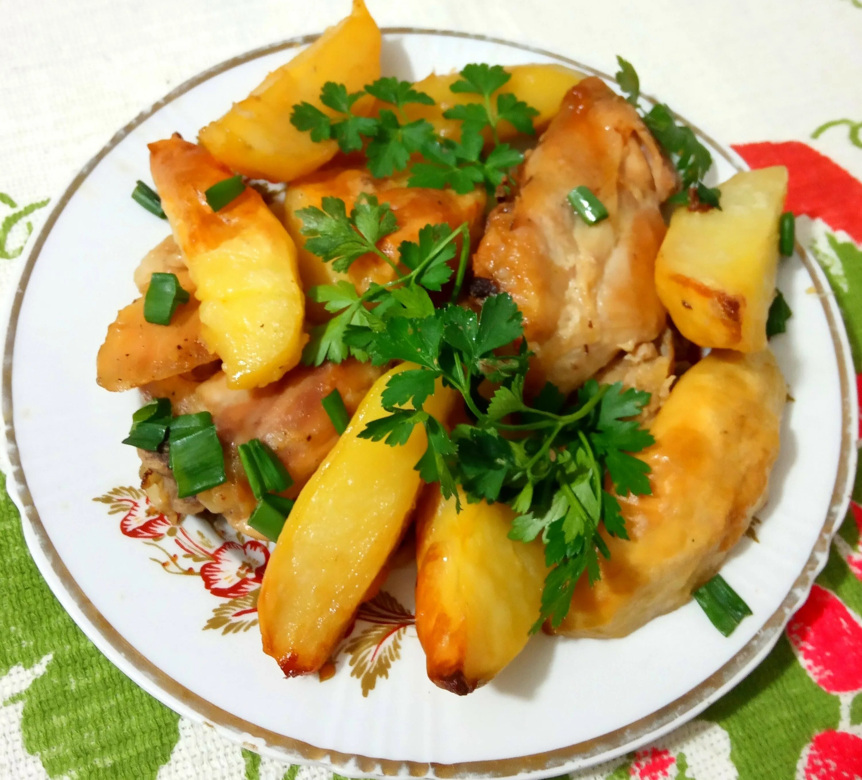 Картошка с курицей потушить фото Картофель запеченный в духовке с куриными окорочками