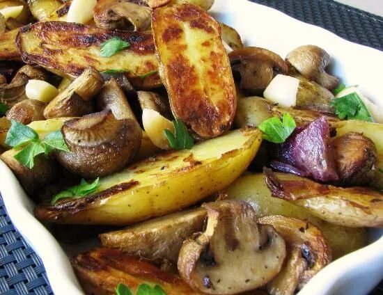 Картошка с шампиньонами в духовке фото Жареный картофель с грибами, красным луком и чесноком Рецепт Овощные гарниры, Ед