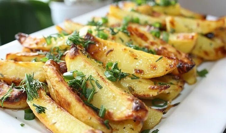 Картошка с зеленью фото рецепт Картофельные дольки с сыром и чесноком https://mircooking.ru/2020/03/22/kartofel