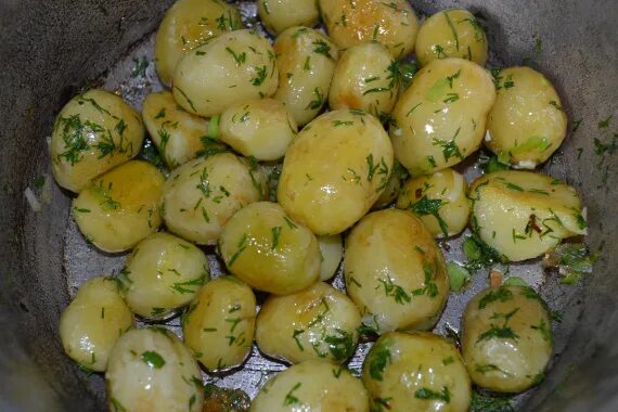 Картошка с зеленью фото рецепт Молодая картошка с укропом и чесноком вкусный рецепт с фото пошагово и видео - T