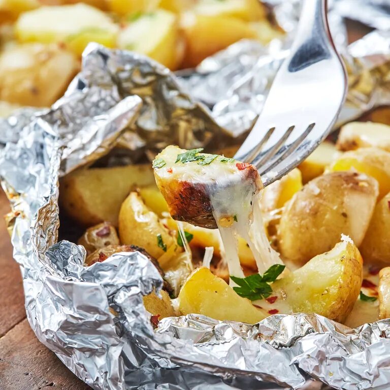 Картошка в фольге фото Campfire Potatoes Are The Cheesy Side We Crave Campfire potatoes, Potato side di