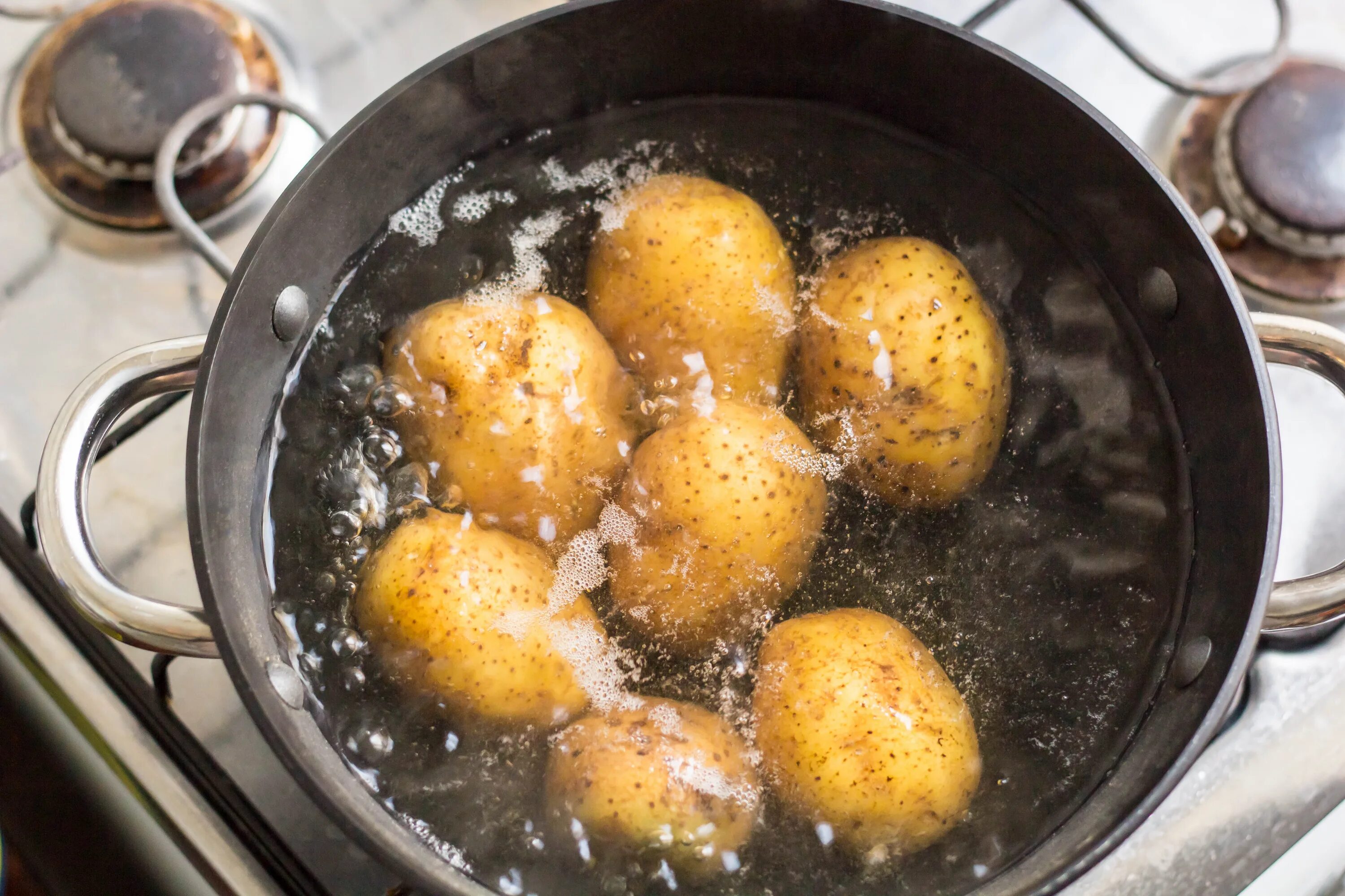 Картошка в кастрюле рецепт с фото Cooking pros reveals the key ingredient you're missing when boiling potatoes & i
