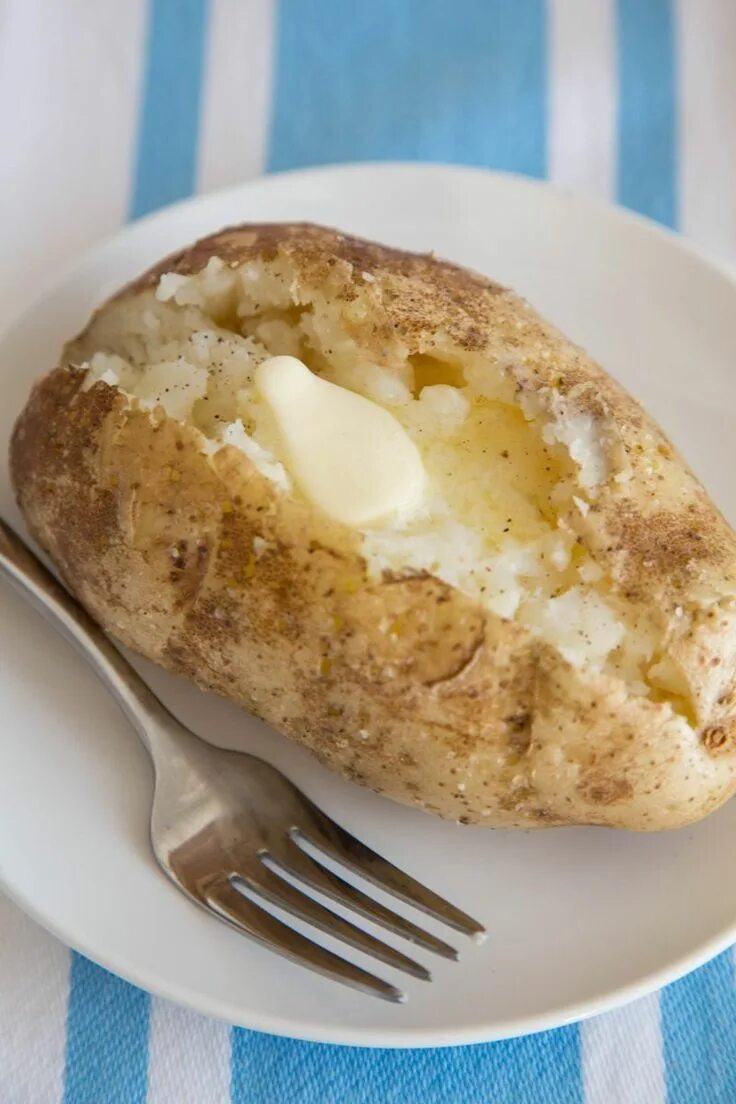 Картошка в микроволновке фото How To Bake a Potato in the Microwave Recipe Baked potato microwave, Microwave b