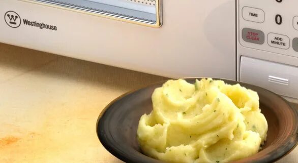 Картошка в микроволновке фото How to Make Potatoes in the Microwave How to cook potatoes, Instant mashed potat