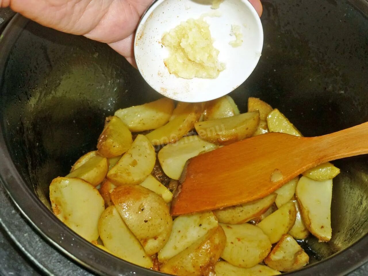 Картошка в мультиварке по деревенски фото Картошка по деревенски в мультиварке рецепт с фото пошагово - 1000.menu