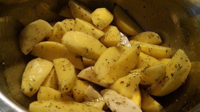 Картошка в мультиварке по деревенски фото Картофель по-деревенски в мультиварке - смотреть видео онлайн от "Сборник рецепт