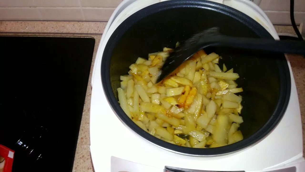 Картошка в мультиварке по деревенски фото Как приготовить жареный картофель в мультиварке - YouTube