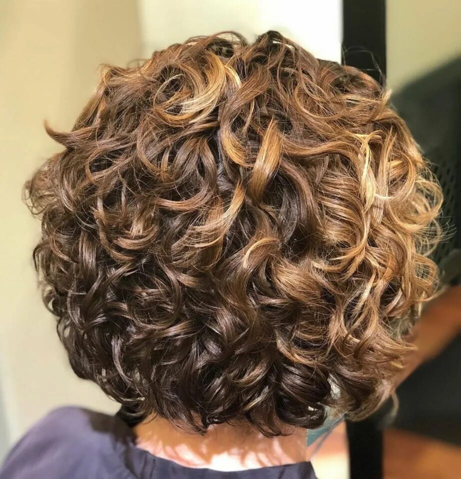 Карвинг на каре фото Gorgeous Rounded Bob with Glazed Curls Curly bob hairstyles, Short natural curly