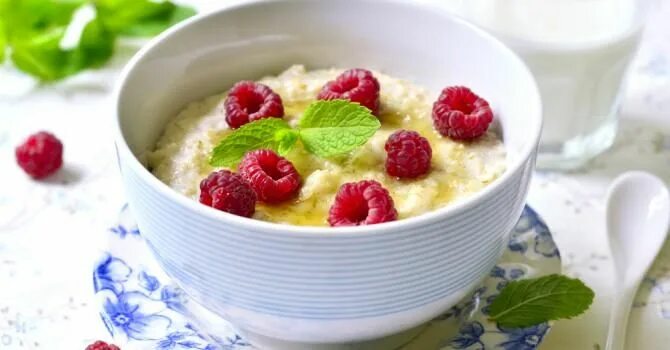 Каша с малиной фото Recette de Porridge aux flocons d'avoine, miel et framboises fraîches Recette Fl