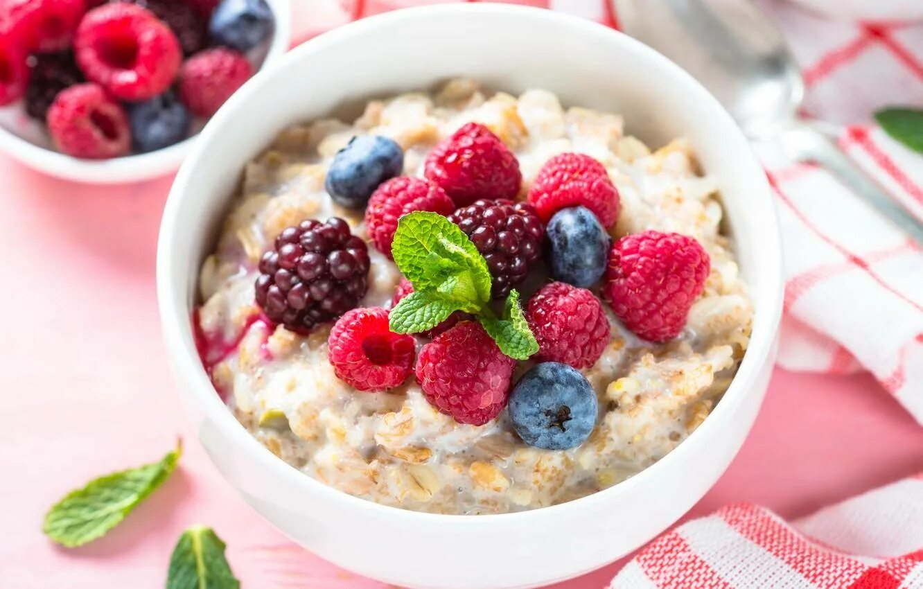 Каша с ягодами фото Download Nutritious Overnight Oatmeal With Mixed Berries Wallpaper Wallpapers.co