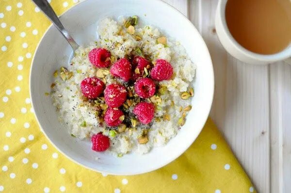 Каша с ягодами фото Quinoa Porridge Swap your Oats for this: Quinoa Porridge Place 1 cup cooked quin