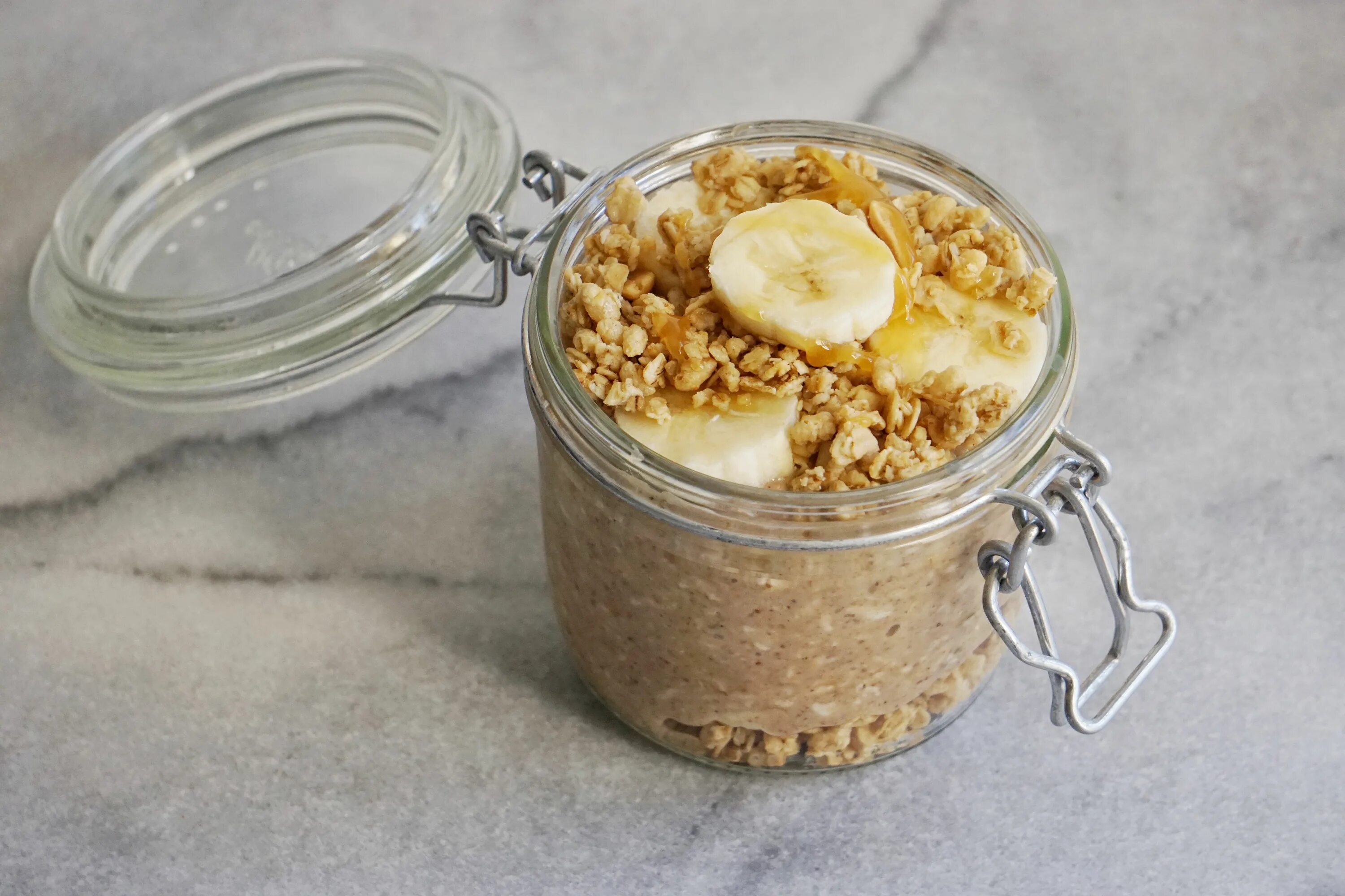 Каша в банке фото Peanut Butter & Banana Crunch Overnight Oat Parfait - Leah's Plate Honey oatmeal