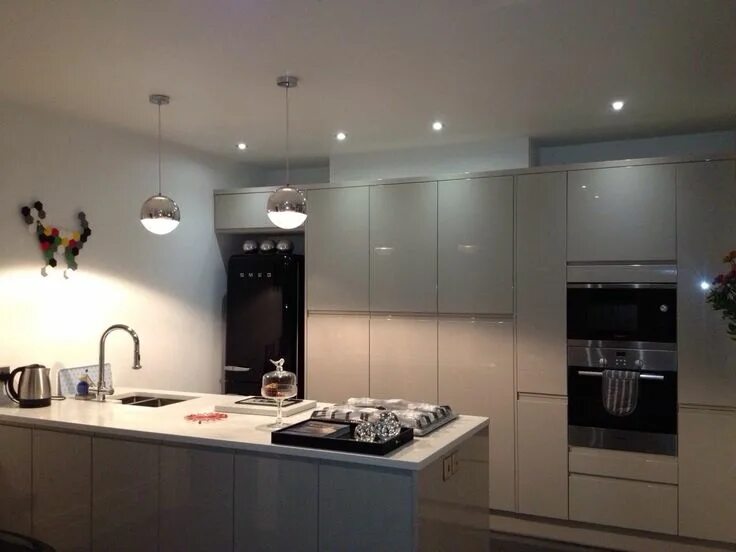 Кашемир серый кухня фото Love this Grey kitchen from Wren, it's Cashmere high gloss with quartz worktops.