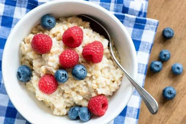 Каши просто фото Hearty Oatmeal - Arx0nt/istockphoto Food, High fiber foods, Good foods to eat