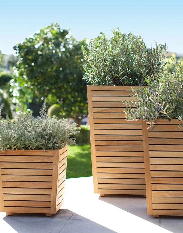 Кашпо деревянное уличное фото Teak Planters with plants on a patio Diy wood planters, Wood planters, Tall plan