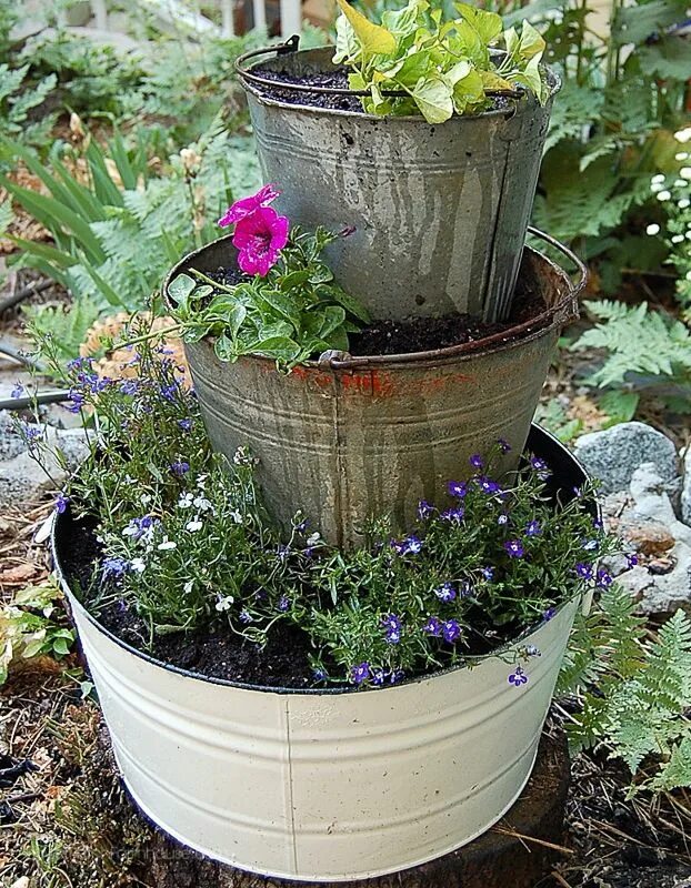 Кашпо для дачи своими руками Old Buckets & Wine Barrel Planter Garden containers, Container gardening, Garden