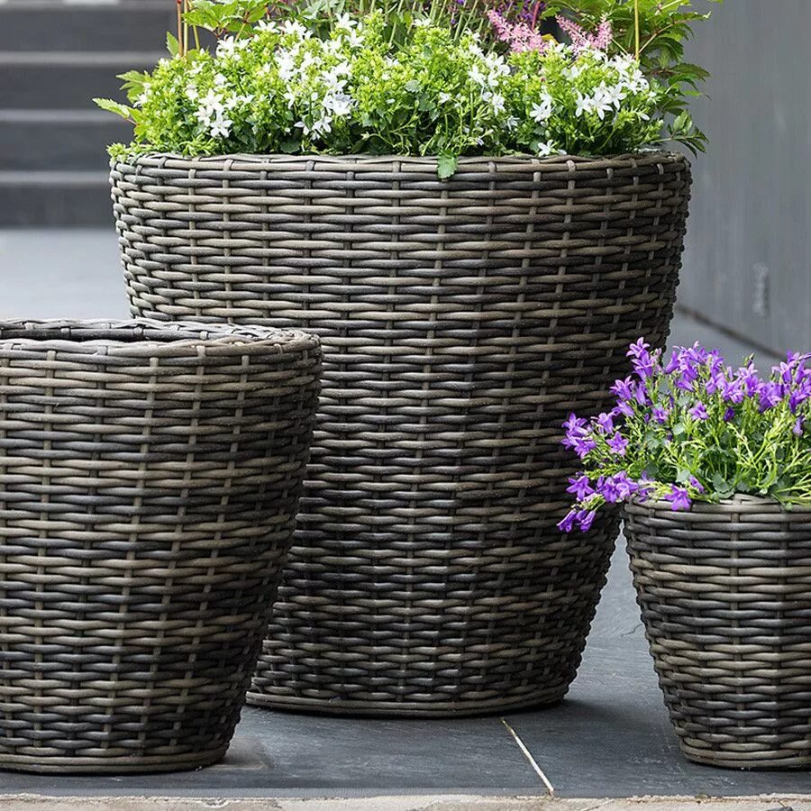 Кашпо из ротанга в саду фото PE Rattan Planter in Brown - 40cm