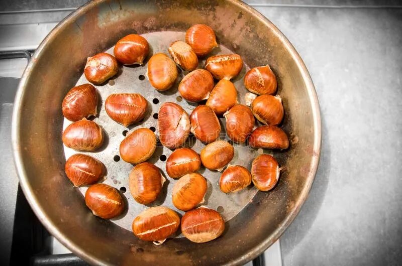 Каштан жареный рецепт на сковороде с фото Roasted Chestnuts Cooking on a Pan Stock Photo - Image of crispy, brown: 6472746