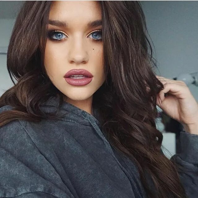 Каштановые волосы серые глаза фото @ssssamanthaa looks strikingly beautiful in her new 120g 18" #4 Chocolate Brown 