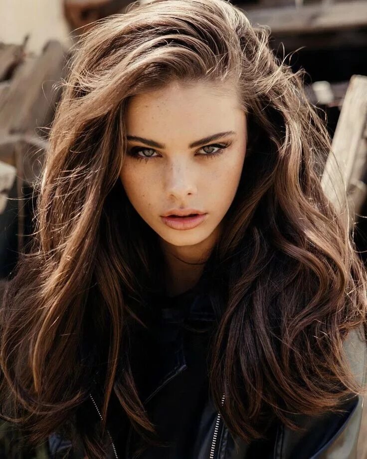 Каштановые волосы серые глаза фото Meika Woollard Modelos, Celebridades, Garotas