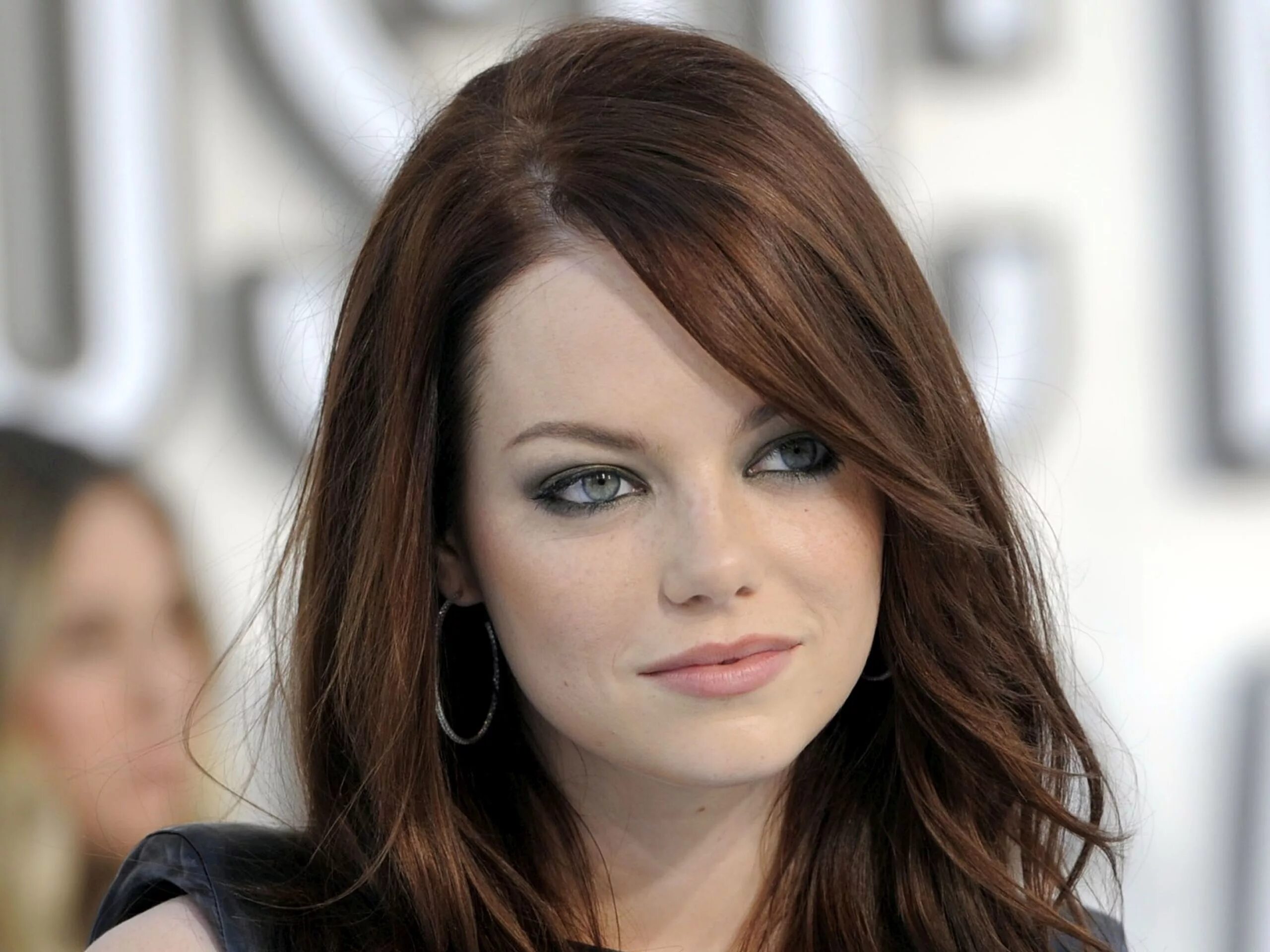 Каштановый цвет глаз фото Emma Stone Chestnut hair color, Hair styles, Long hair styles