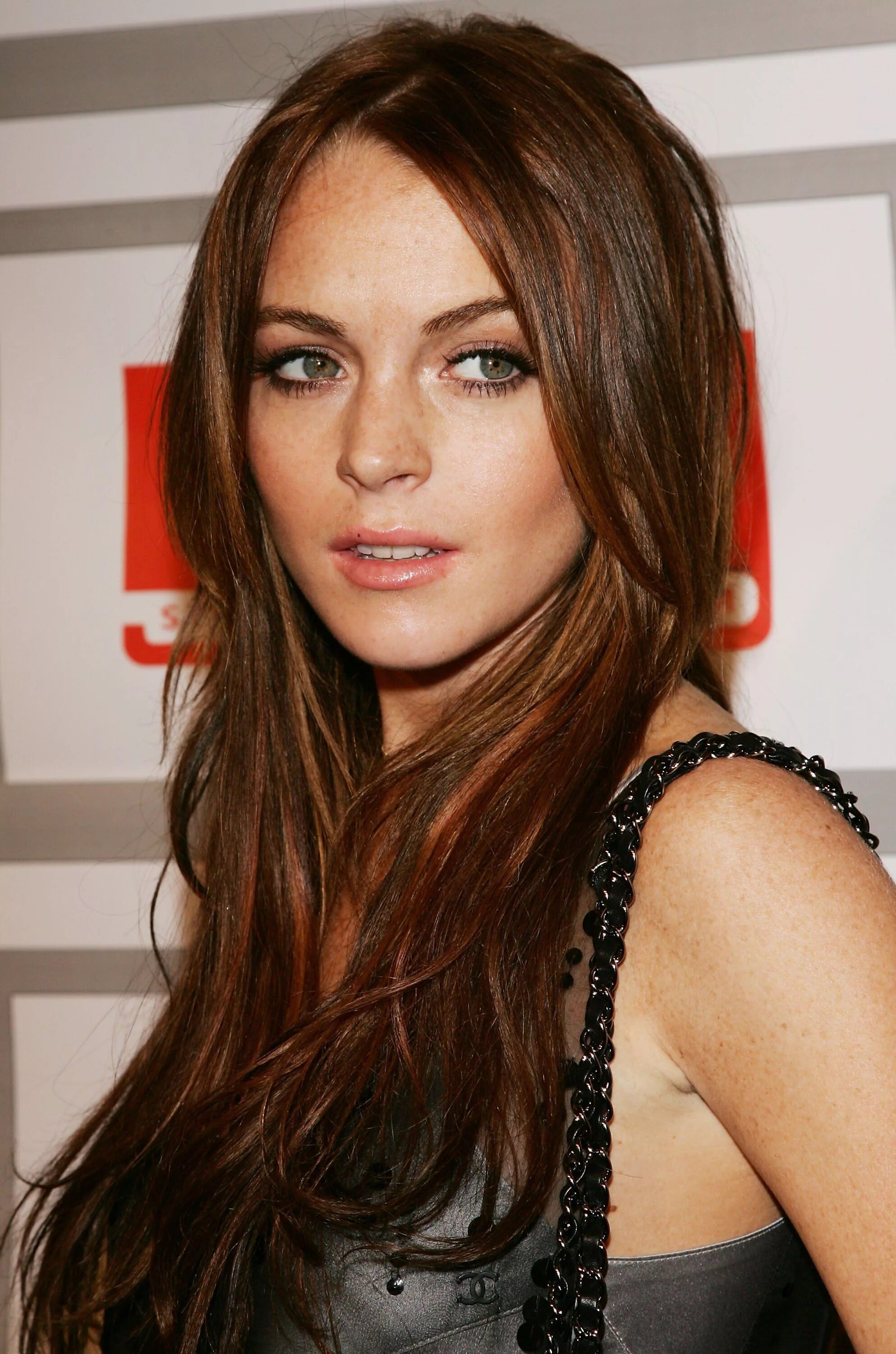 Каштановый цвет волос фото для зеленых глаз Lindsay Lohan Lindsay lohan hair, Lindsay lohan, Hair cuts