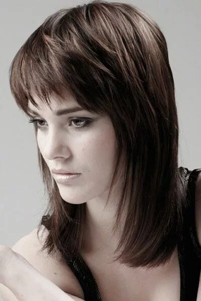 Каскад фото на средние челкой Love this cut and style! Medium layered hair, Medium hair cuts, Bangs with mediu