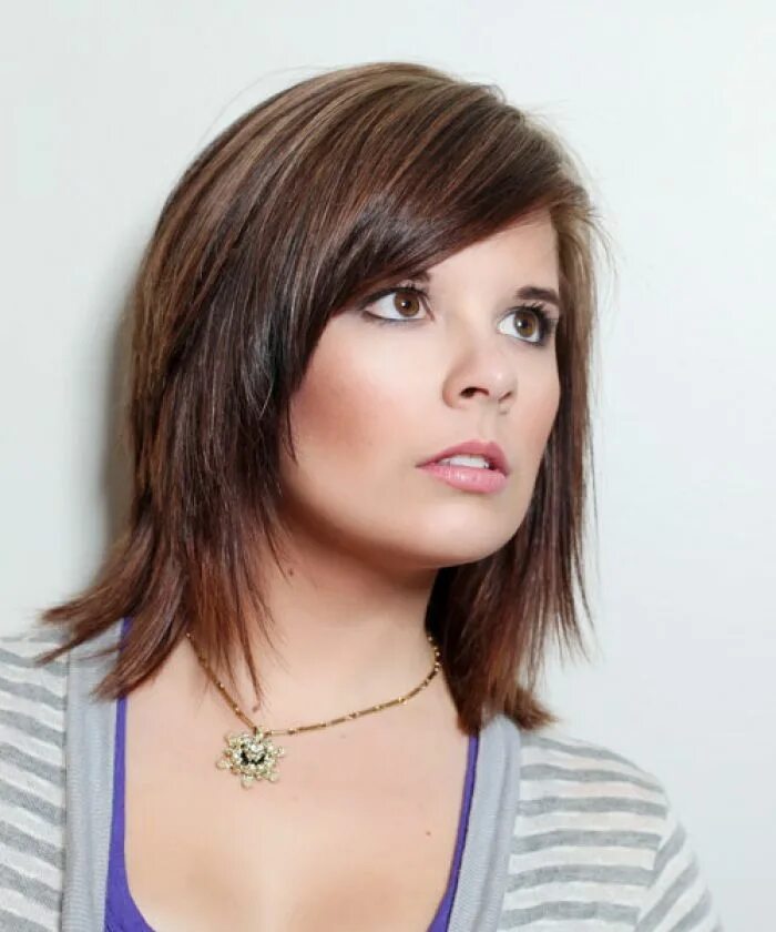 Каскад короткая стрижка с челкой лесенка woohair.com Brown hair with highlights, Medium hair cuts, Shoulder length hair c