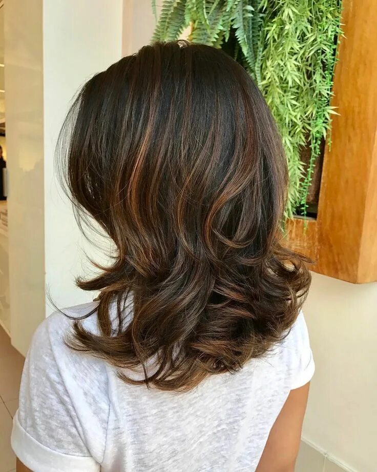 Каскад на средние темные волосы фото #balayage #freelights #cutandbalayage #morenailuminada Medium layered haircuts, 