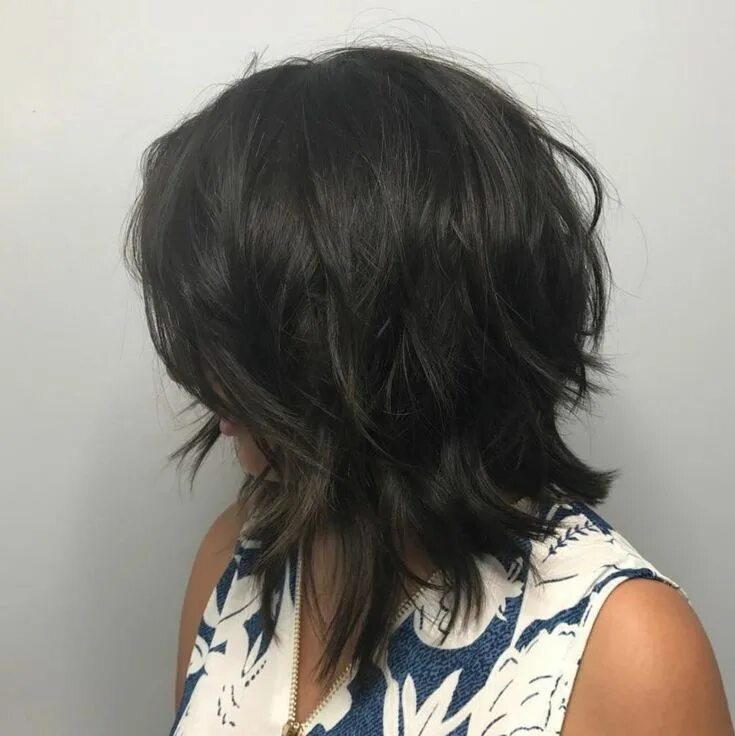 Каскад на средние темные волосы фото Brunette Shaggy Inverted Bob Medium hair styles, Medium shag haircuts, Thick hai