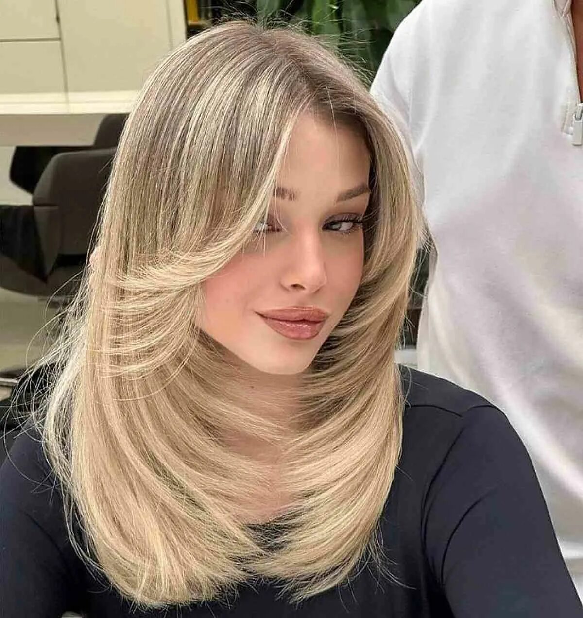 Каскад на средние волосы 2024 фото Pin de Carol Applegarth en Hair style Cabello en capas, Cortes de pelo, Peinados