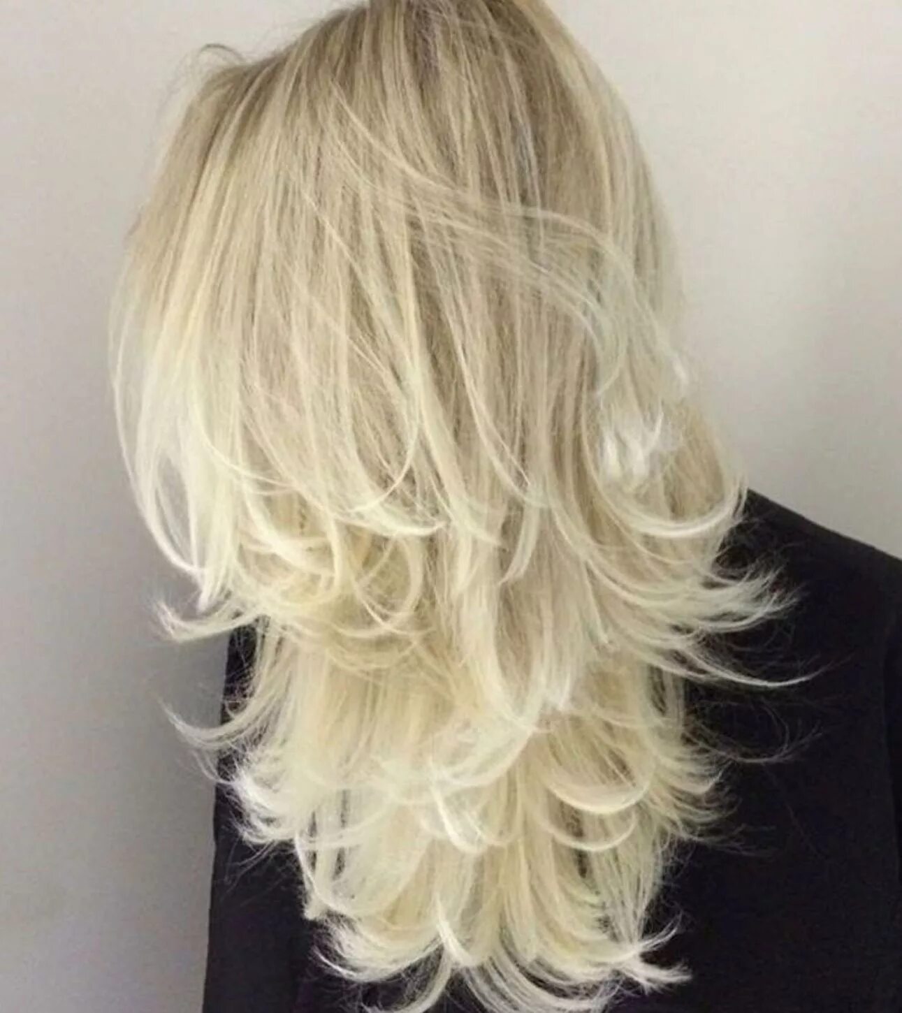 Каскад на светлые волосы фото Platinum Blonde Layered Hair Blonde layered hair, Long hair cuts, Flicks hair