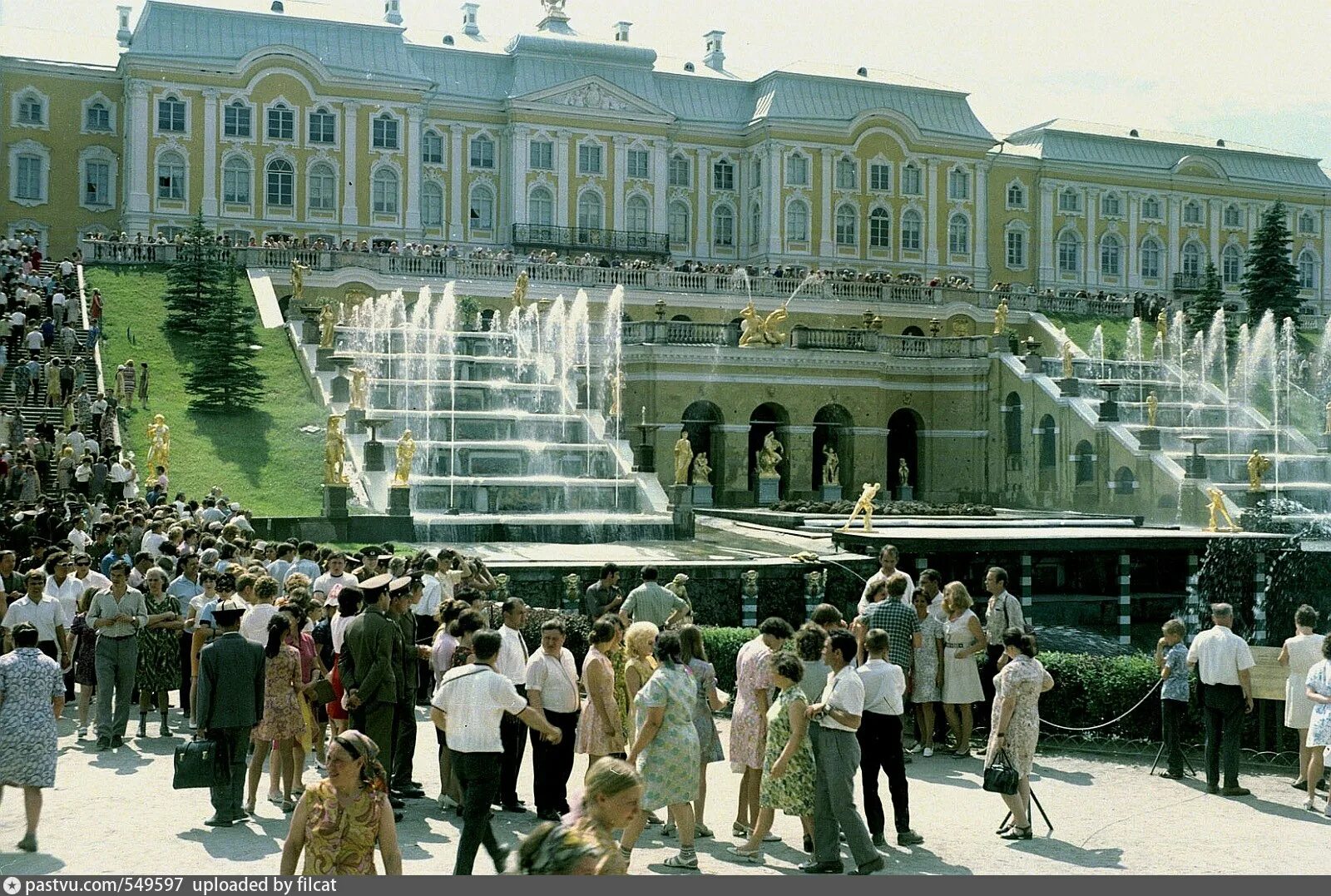 Каскад центральная площадь 1 фото Вид на Большой дворец и Большой каскад