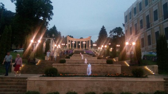 Каскадная лестница просп дзержинского 2 фото Каскадная лестница - Picture of Cascade Stairs, Kislovodsk - Tripadvisor