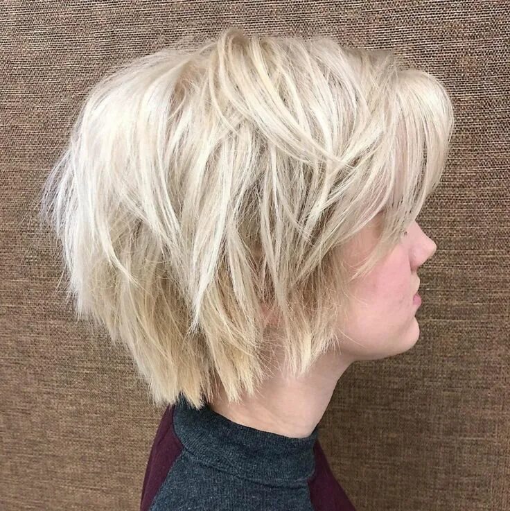 Каскадный боб на короткие волосы фото Wispy Layered Platinum Blonde Bob Acconciature per capelli corti, Capelli cortis