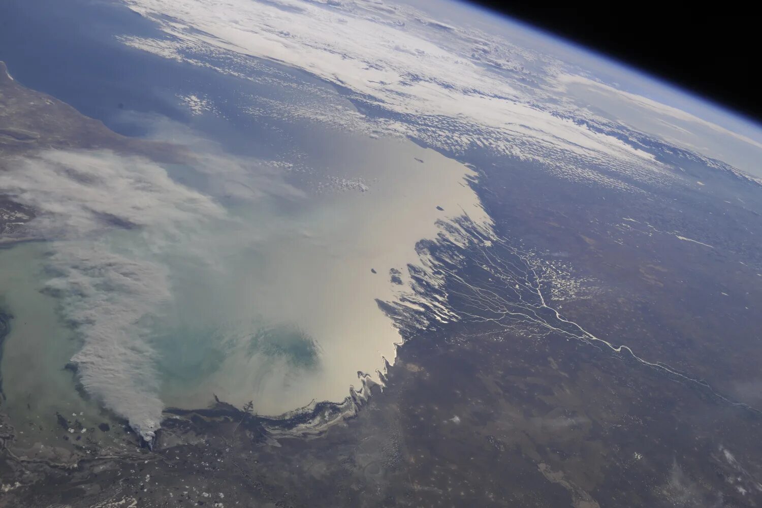 Каспийское море с самолета фото Smoke Plume, Caspian Sea, Kazakhstan