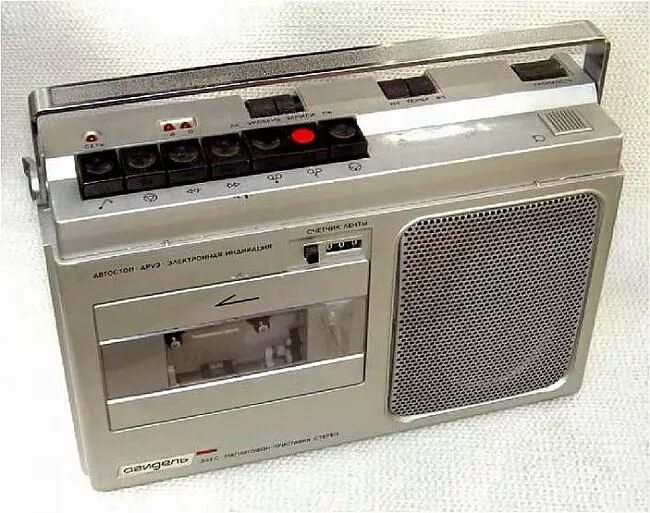 Кассетный магнитофон ссср фото Explore the Fascinating History of Soviet Era with Vintage Cassette Tape Recorde