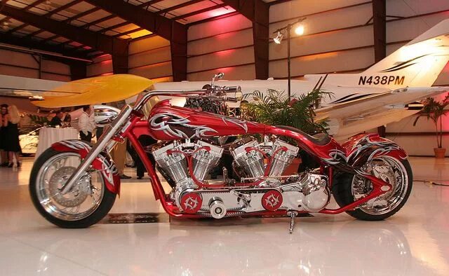 Кастомайзинг мотоциклов фото Custom Twin-Engine Motorcycle Custom motorcycles, Chopper bike, Motorcycle